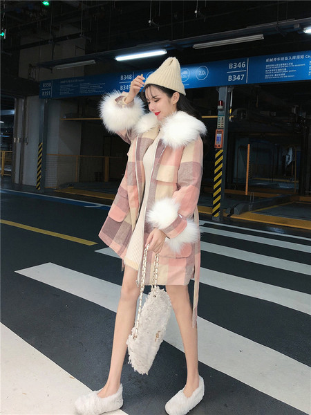 Modern női kabát rózsaszín pehelyszínnel