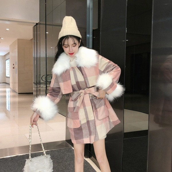 Modern női kabát rózsaszín pehelyszínnel