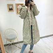 Geaca de iarna lunga cu fermoar si gluga cu puf in bej si negru