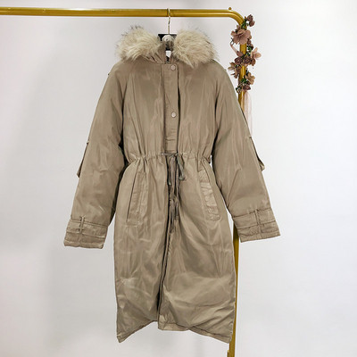 Geaca de iarna lunga cu fermoar si gluga cu puf in bej si negru