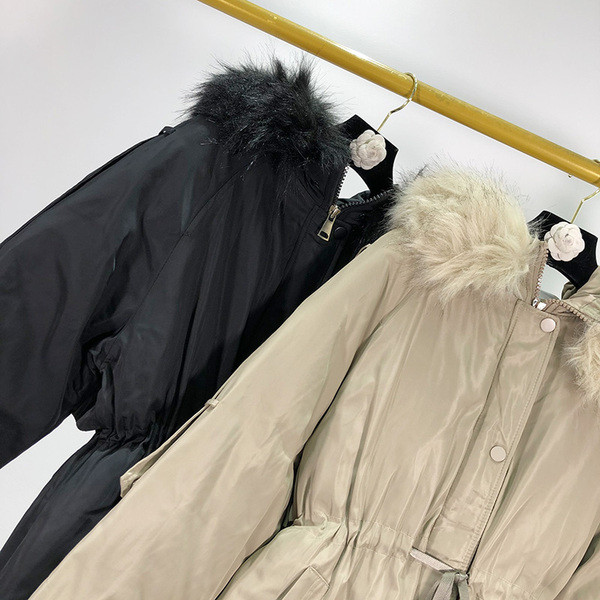 Geaca de iarna lunga cu fermoar si gluga cu puf in bej si negru