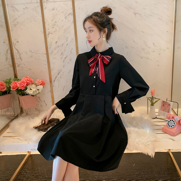 Fekete és sárga színű szalagos női ruha terhes nők számára