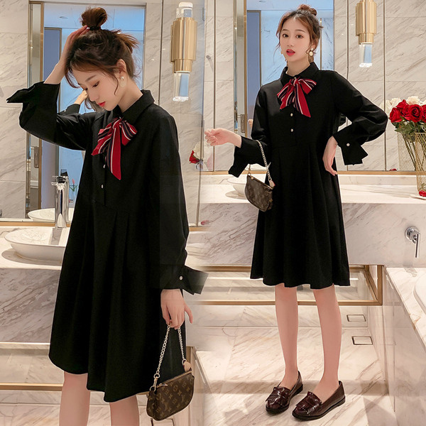 Fekete és sárga színű szalagos női ruha terhes nők számára