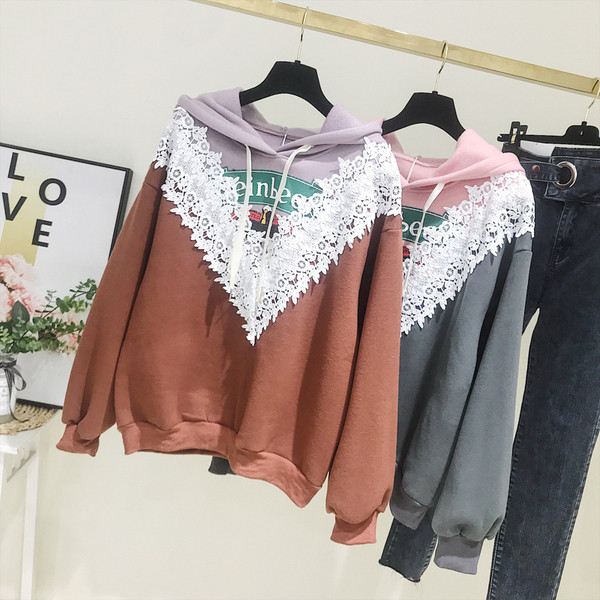 Hanorac de dama modern cu gluga si aplicatie in gri si rosu