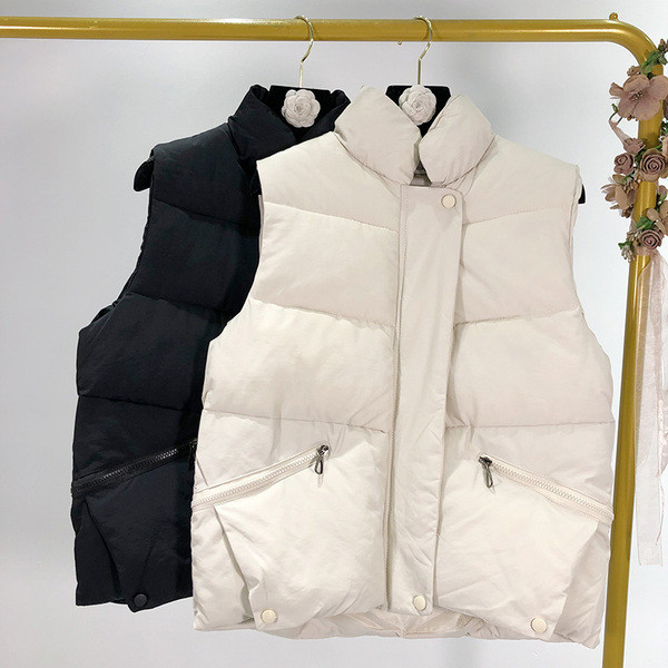 Vesta scurta alb si negru cu fermoar si buzunare