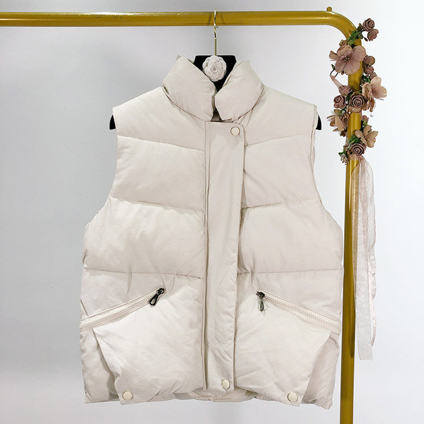 Vesta scurta alb si negru cu fermoar si buzunare