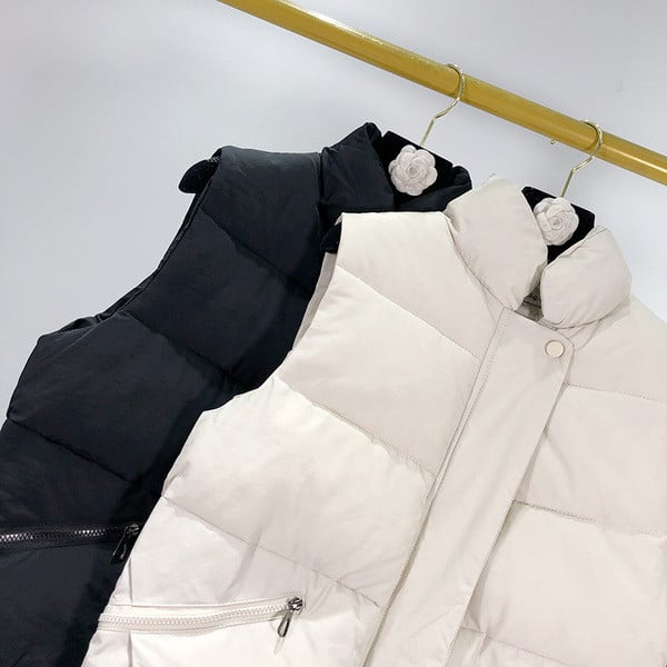 Vesta scurta alb si negru cu fermoar si buzunare