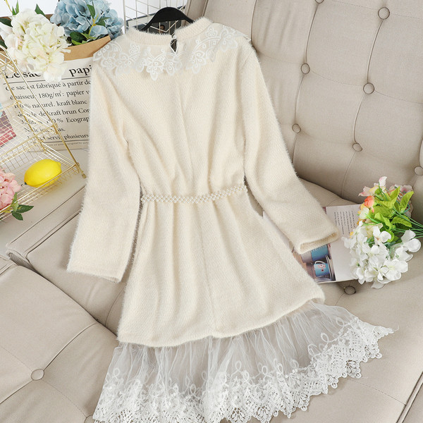 Modern női ruha csipkével és gyöngyökkel több színben