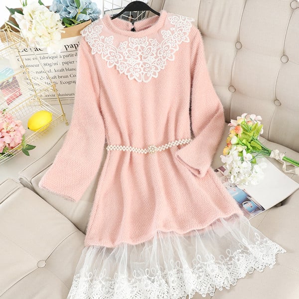 Modern női ruha csipkével és gyöngyökkel több színben