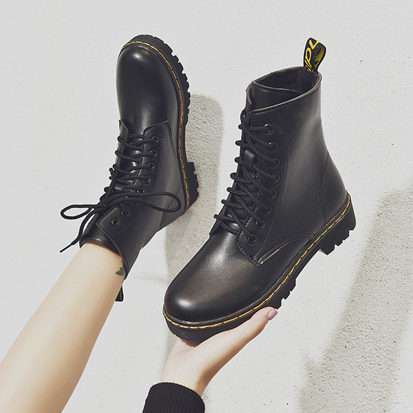 Női alkalmi bőrcsizma fekete fűzővel