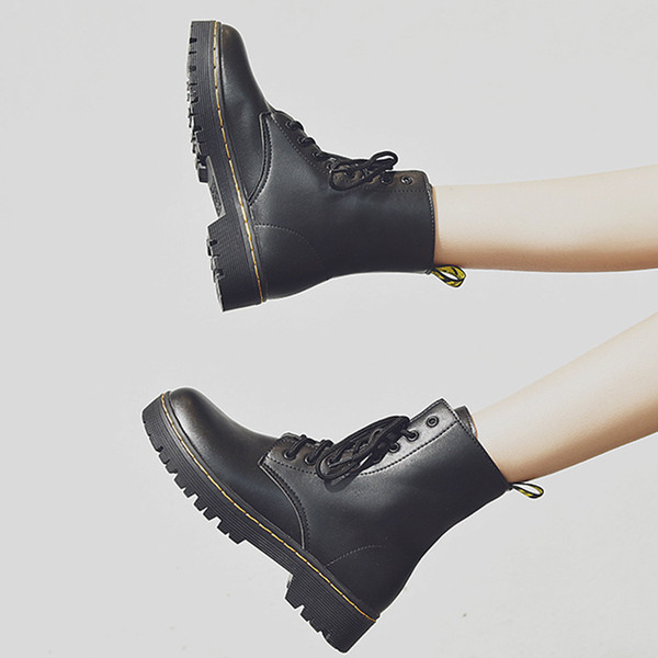 Női alkalmi bőrcsizma fekete fűzővel