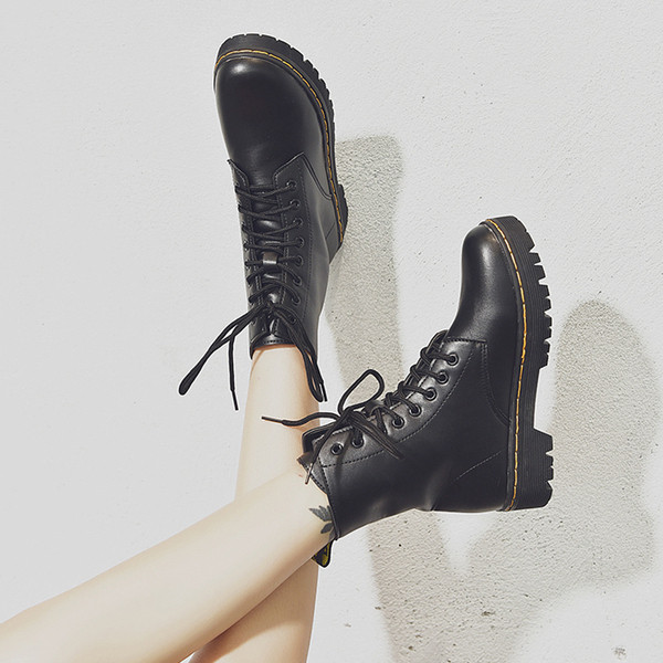 Női alkalmi bőrcsizma fekete fűzővel