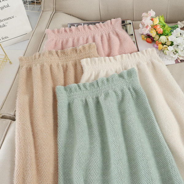 Női szoknya magas derékkal, több színben tüllel