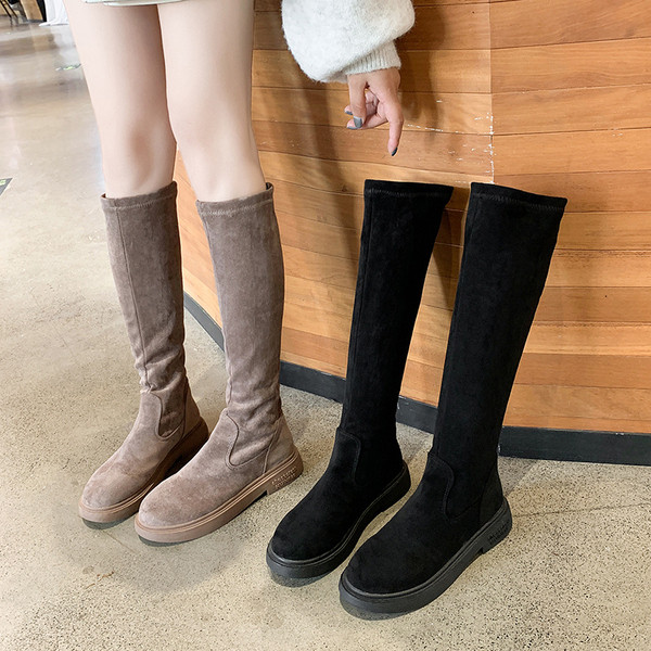 Γυναικείες μπότες σουέτ με ίσια σόλα σε μαύρο και μπεζ χρώμα