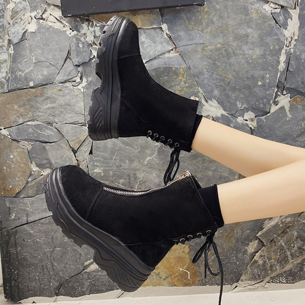 Modern női velúr csizma fekete színű platformmal