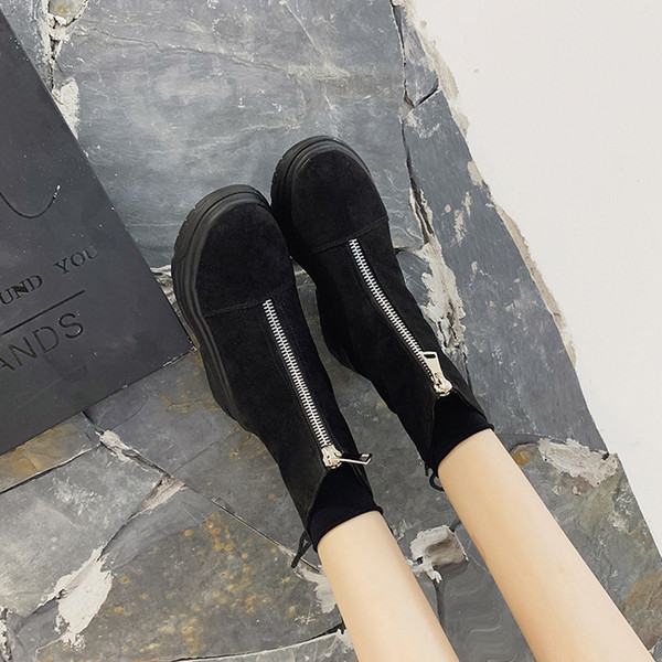 Modern női velúr csizma fekete színű platformmal