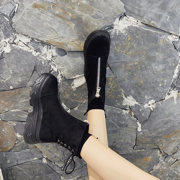 Modern női velúr csizma fekete színű platformmal