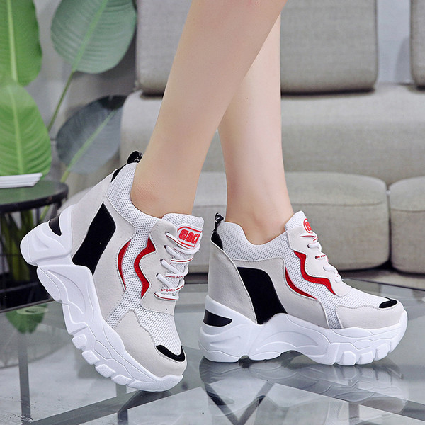 Γυναικεία μοντέρνα παπούτσια με ψηλή πλατφόρμα σε δύο χρώματα