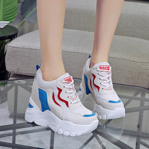 Γυναικεία μοντέρνα παπούτσια με ψηλή πλατφόρμα σε δύο χρώματα