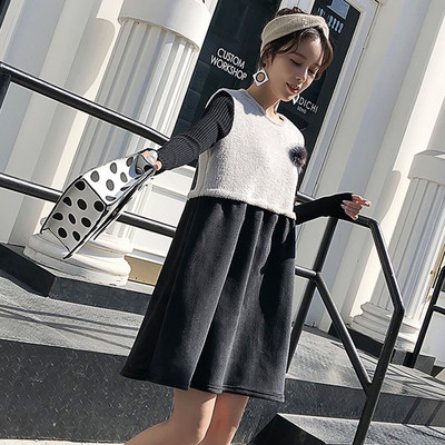 Rochie moderna de dama tricotata cu decolteu oval si maneci lungi potrivita pentru gravide