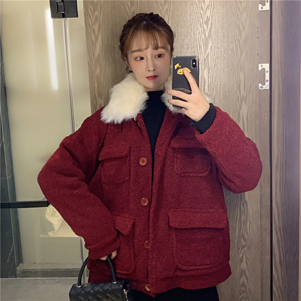 Късо пухено палто в черен и бордо цвят с пух на яката