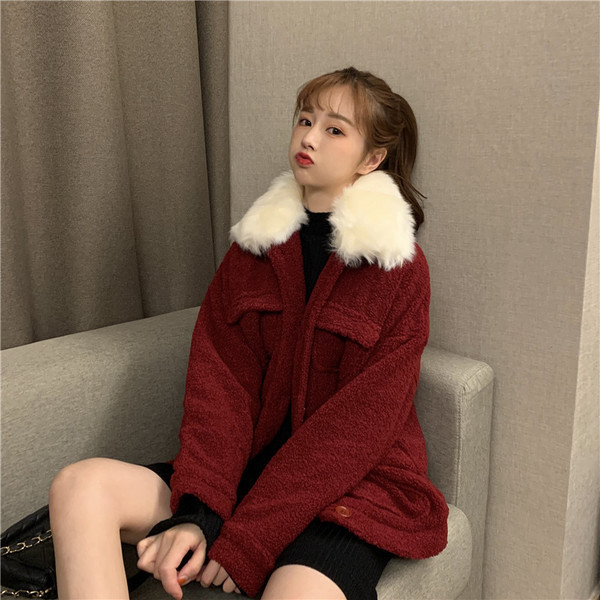 Късо пухено палто в черен и бордо цвят с пух на яката