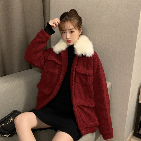 Късо пухено палто в черен и бордо цвят с пух на яката