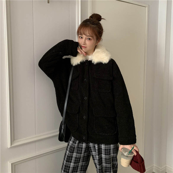 Късо пухено палто в черен и бордо цвят с пух на яката