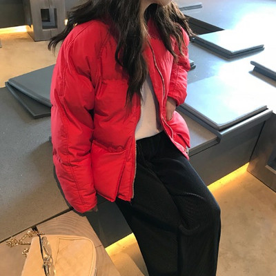 Rövid téli kabát fehér, piros és fekete zsebekkel