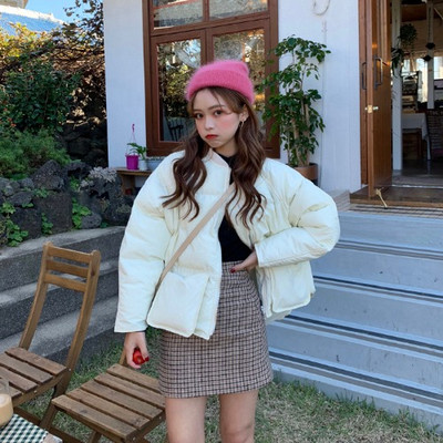 Rövid téli kabát fehér, piros és fekete zsebekkel