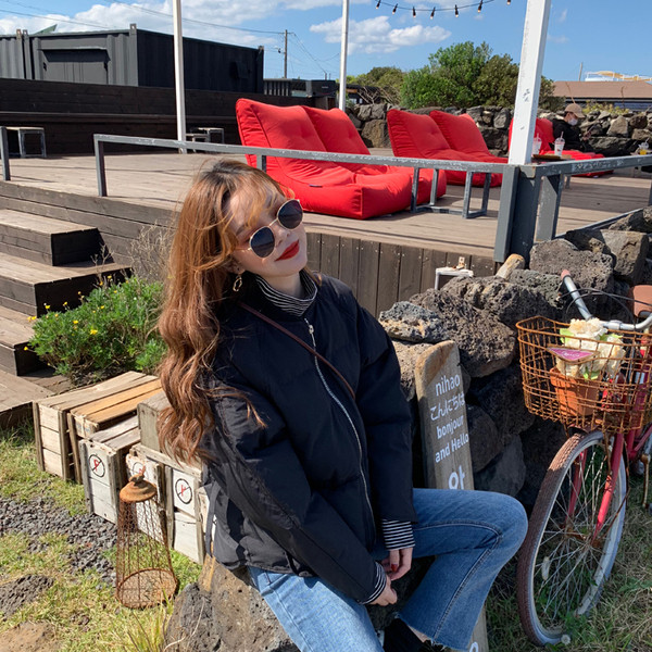 Rövid téli kabát fehér, piros és fekete zsebekkel