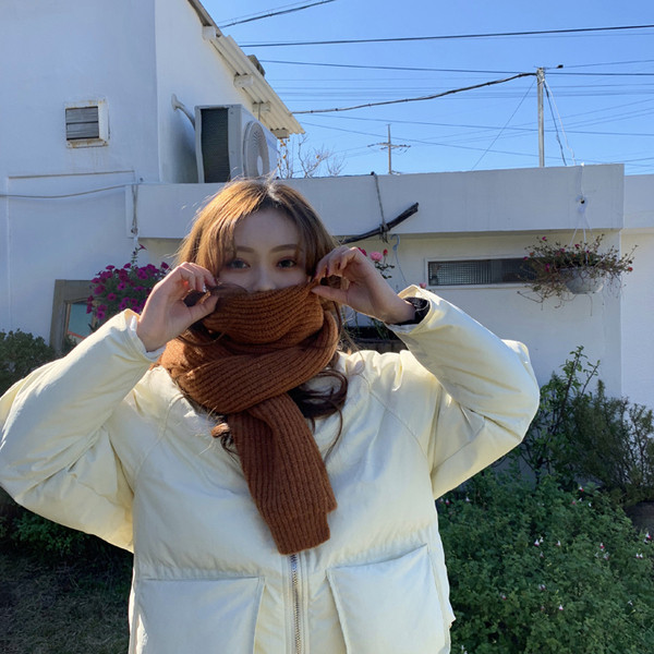 Rövid téli kabát fehér, piros és fekete zsebekkel