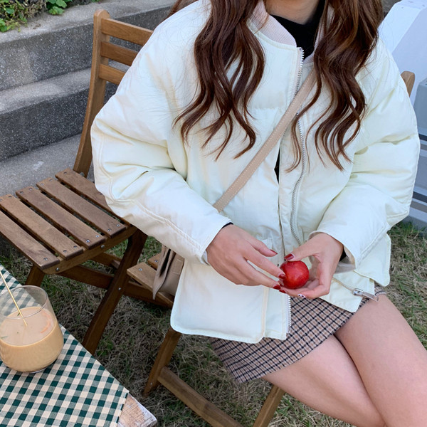 Rövid téli kabát fehér, piros és fekete zsebekkel