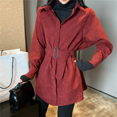 Palton lung și subțire de culoare visiniu și maro cu curea