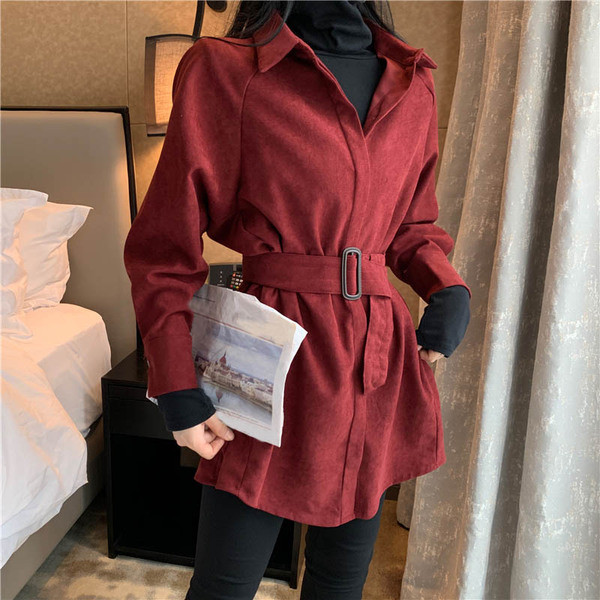 Palton lung și subțire de culoare visiniu și maro cu curea