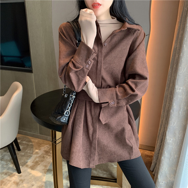 Palton lung și subțire de culoare visiniu și maro cu curea