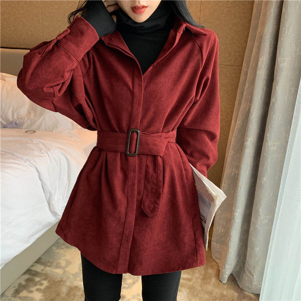 Palton lung și subțire de culoare visiniu și maro cu curea