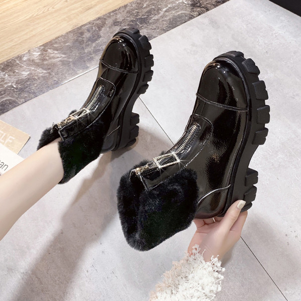 Modern női bőrcsizma magas talppal