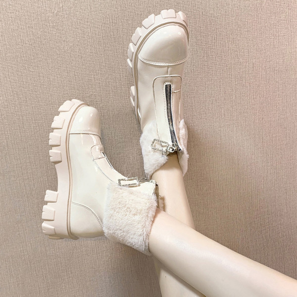 Modern női bőrcsizma magas talppal