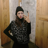 Női kötött mellény spitz nyakkivágással és állatmintával