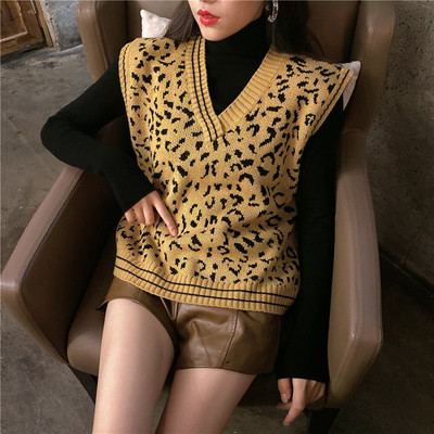 Női kötött mellény spitz nyakkivágással és állatmintával