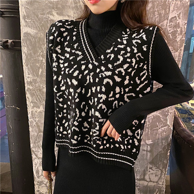 Női kötött mellény spitz nyakkivágással és állatmintával