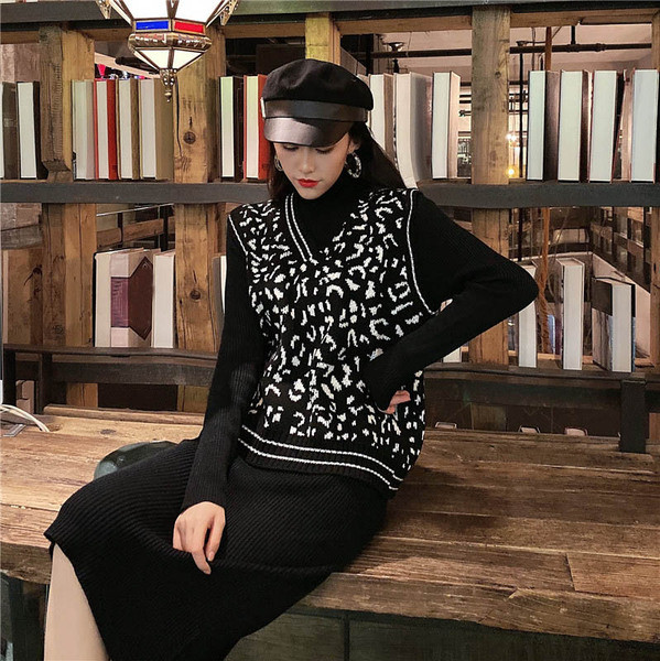 Női kötött mellény spitz nyakkivágással és állatmintával