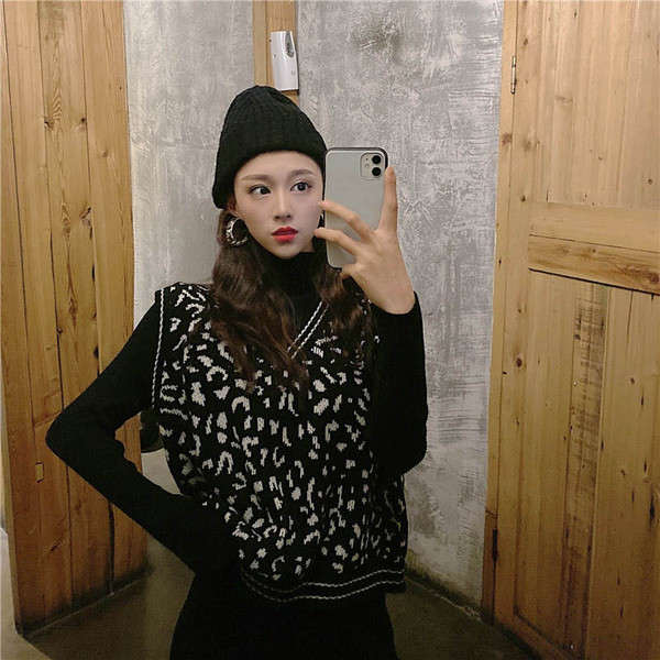 Női kötött mellény spitz nyakkivágással és állatmintával