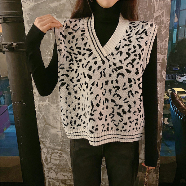 Női kötött mellény spitz nyakkivágással és állatmintával