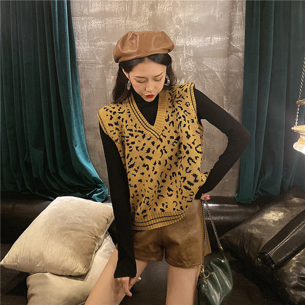 Női kötött mellény spitz nyakkivágással és állatmintával