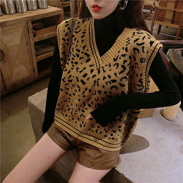 Női kötött mellény spitz nyakkivágással és állatmintával