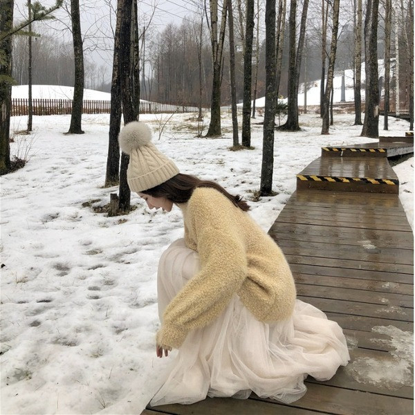 Pulover cu puf lat în albastru, galben și roz