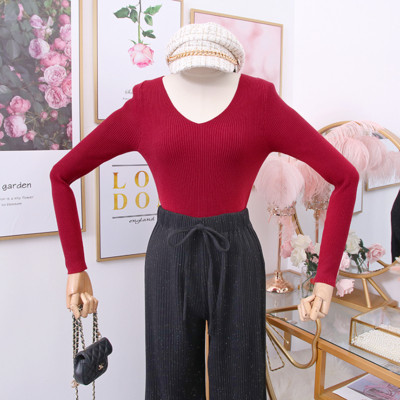 Μοντέρνο γυναικείο πουλόβερ με λαιμόκοψη - σε διάφορα χρώματα