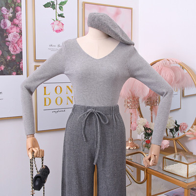 Μοντέρνο γυναικείο πουλόβερ με λαιμόκοψη - σε διάφορα χρώματα